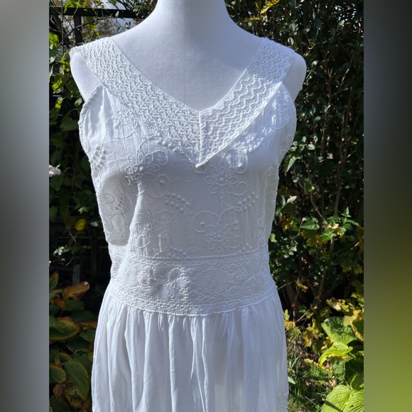 Ruby ‘n’ Style Embroidered Maxi - Picture 14 of 15